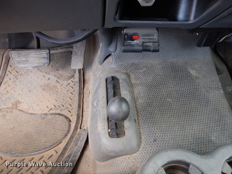 image for item DR1131 2006 GMC Sierra 3500HD  Ext. Cab flatbed pickup truck