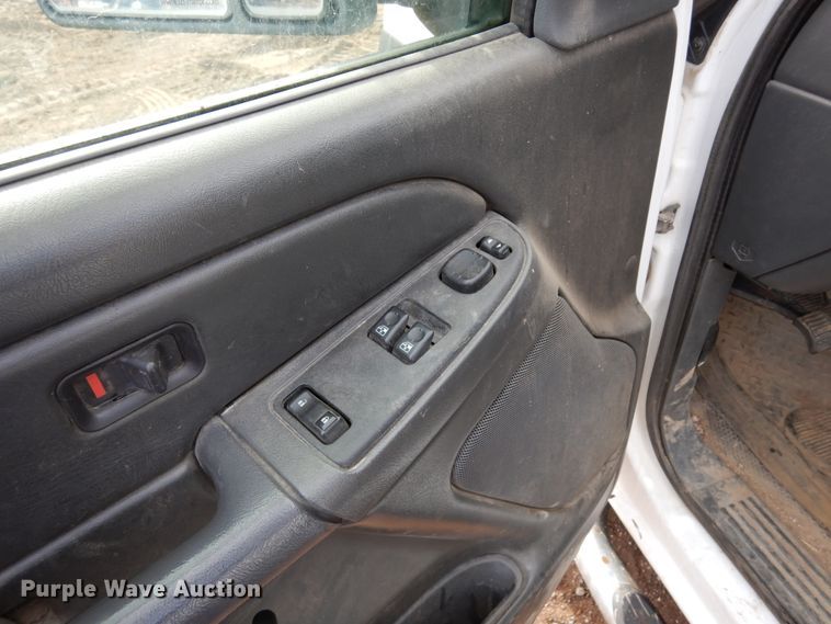 image for item DR1131 2006 GMC Sierra 3500HD  Ext. Cab flatbed pickup truck