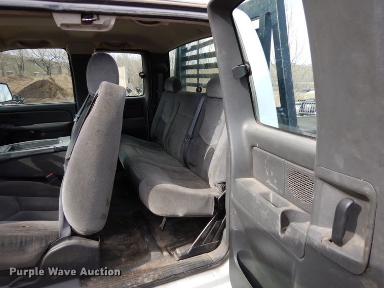 image for item DR1131 2006 GMC Sierra 3500HD  Ext. Cab flatbed pickup truck