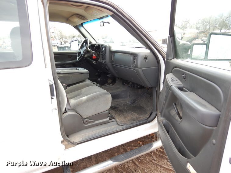 image for item DR1131 2006 GMC Sierra 3500HD  Ext. Cab flatbed pickup truck