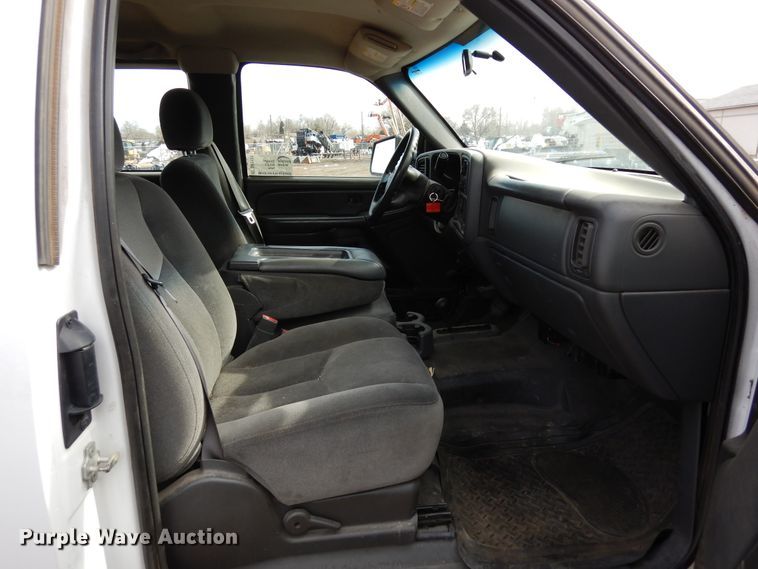 image for item DR1131 2006 GMC Sierra 3500HD  Ext. Cab flatbed pickup truck