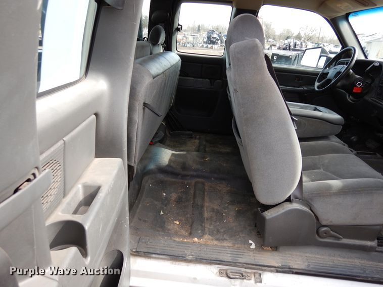 image for item DR1131 2006 GMC Sierra 3500HD  Ext. Cab flatbed pickup truck