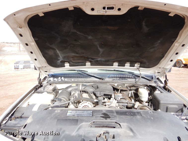 image for item DR1131 2006 GMC Sierra 3500HD  Ext. Cab flatbed pickup truck