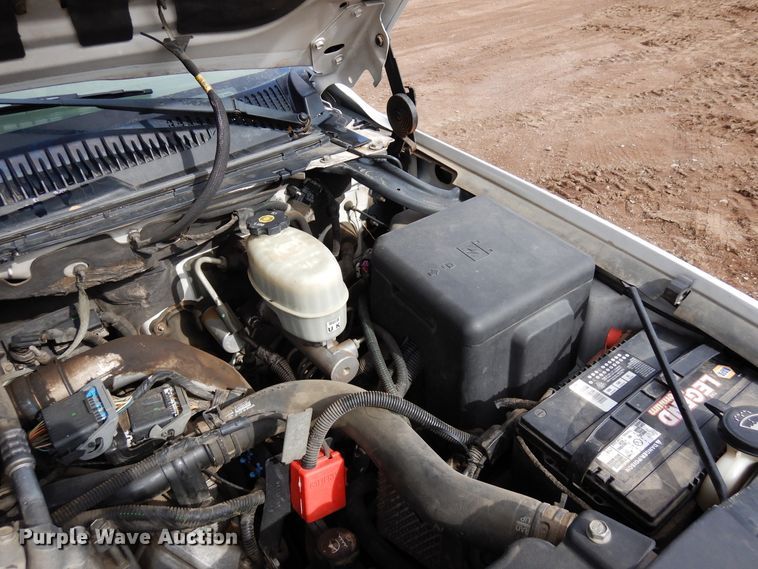 image for item DR1131 2006 GMC Sierra 3500HD  Ext. Cab flatbed pickup truck