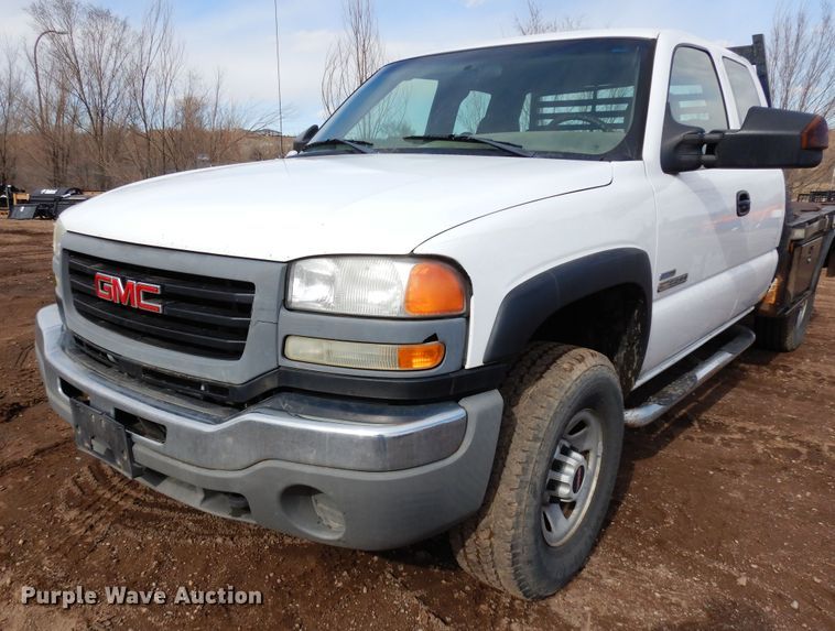 image for item DR1131 2006 GMC Sierra 3500HD  Ext. Cab flatbed pickup truck