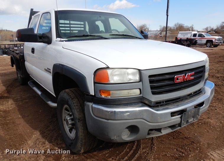 image for item DR1131 2006 GMC Sierra 3500HD  Ext. Cab flatbed pickup truck