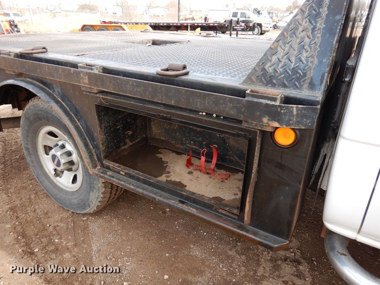 image for item DR1131 2006 GMC Sierra 3500HD  Ext. Cab flatbed pickup truck