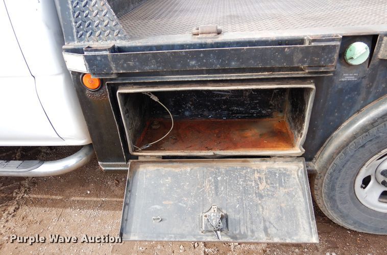 image for item DR1131 2006 GMC Sierra 3500HD  Ext. Cab flatbed pickup truck