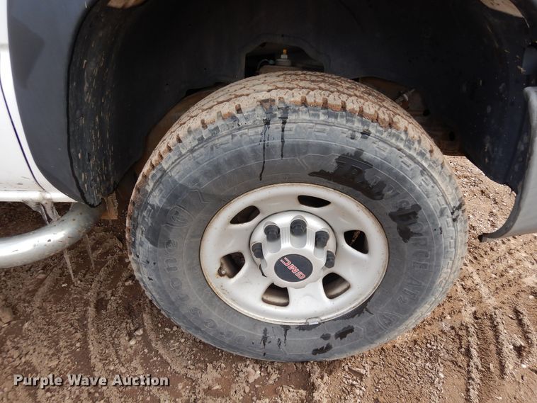 image for item DR1131 2006 GMC Sierra 3500HD  Ext. Cab flatbed pickup truck