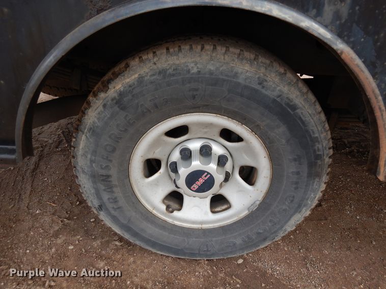 image for item DR1131 2006 GMC Sierra 3500HD  Ext. Cab flatbed pickup truck