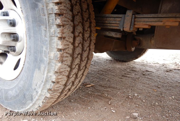 image for item DR1131 2006 GMC Sierra 3500HD  Ext. Cab flatbed pickup truck