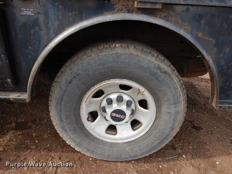 image for item DR1131 2006 GMC Sierra 3500HD  Ext. Cab flatbed pickup truck