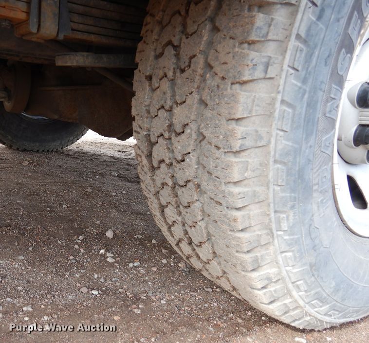 image for item DR1131 2006 GMC Sierra 3500HD  Ext. Cab flatbed pickup truck