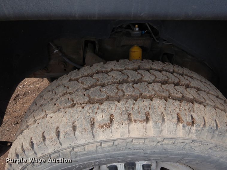 image for item DR1131 2006 GMC Sierra 3500HD  Ext. Cab flatbed pickup truck