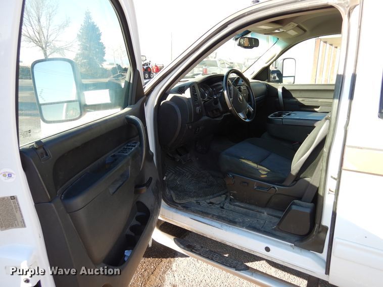 image for item DR1132 2012 GMC Sierra 3500HD  Ext. Cab flatbed pickup truck