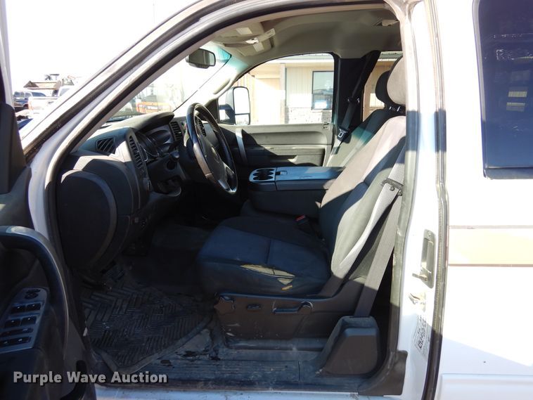 image for item DR1132 2012 GMC Sierra 3500HD  Ext. Cab flatbed pickup truck