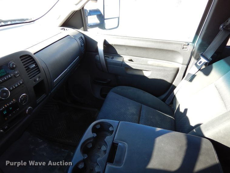 image for item DR1132 2012 GMC Sierra 3500HD  Ext. Cab flatbed pickup truck