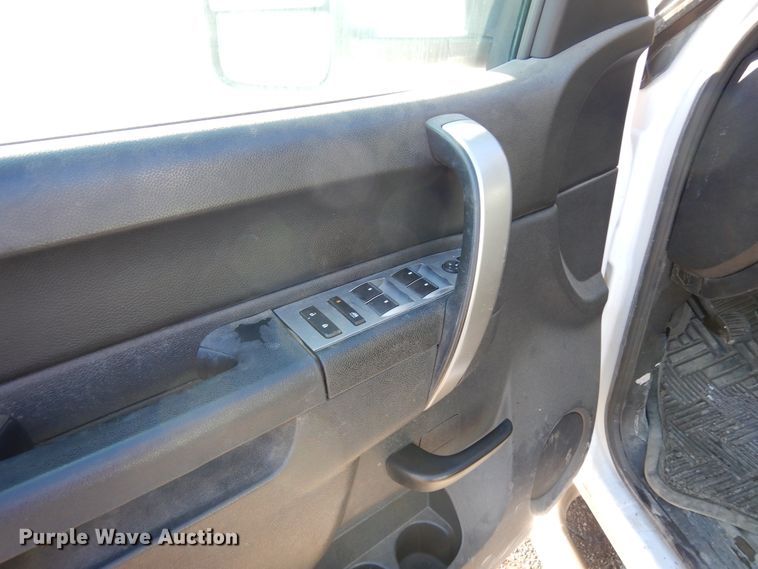 image for item DR1132 2012 GMC Sierra 3500HD  Ext. Cab flatbed pickup truck