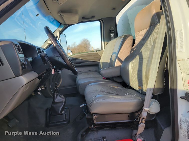 image for item HK9258 2005 Ford F750 Super Duty XLT  box truck