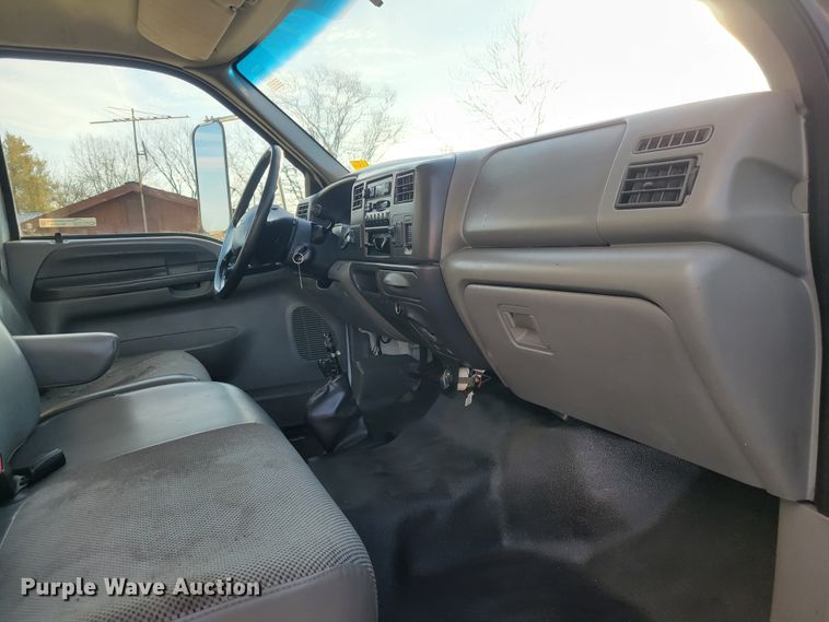 image for item HK9258 2005 Ford F750 Super Duty XLT  box truck