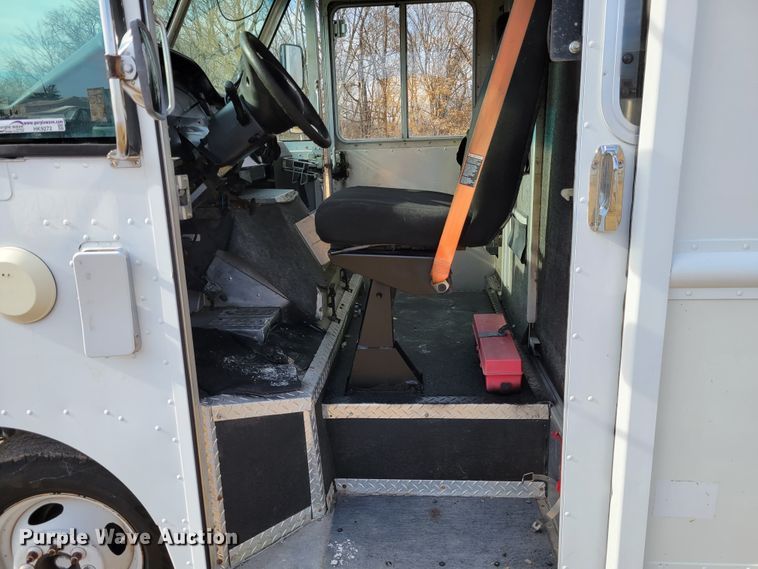 image for item HK9272 2007 Ford E350 Super Duty  delivery truck