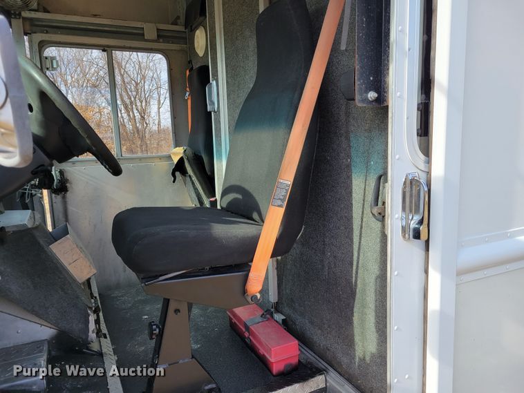 image for item HK9272 2007 Ford E350 Super Duty  delivery truck