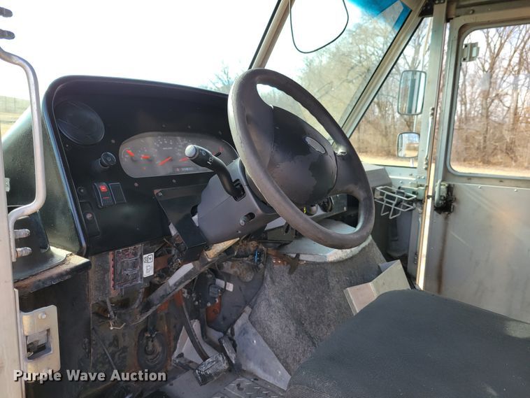 image for item HK9272 2007 Ford E350 Super Duty  delivery truck