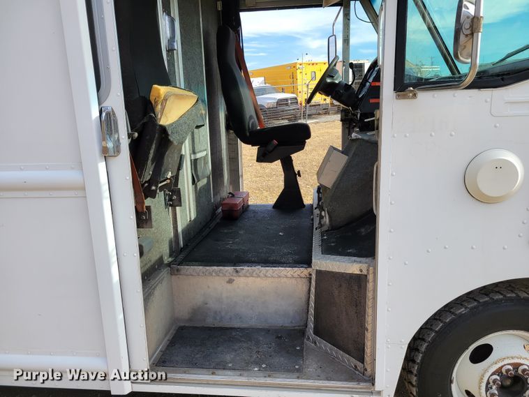 image for item HK9272 2007 Ford E350 Super Duty  delivery truck