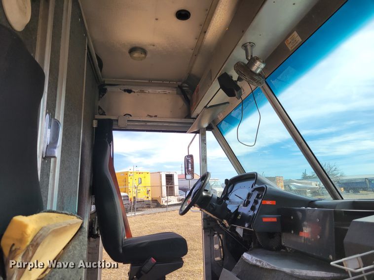 image for item HK9272 2007 Ford E350 Super Duty  delivery truck