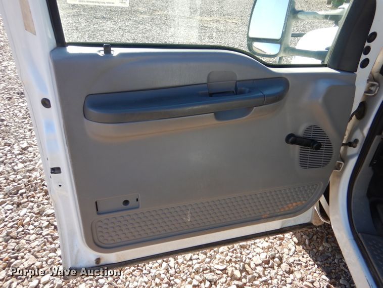 image for item IE9642 2000 Ford F550 Super Duty XL  flatbed truck