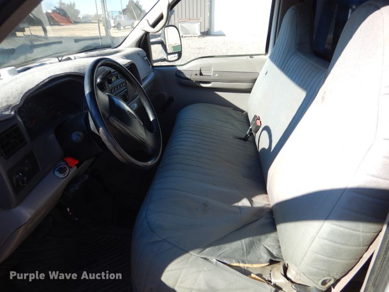 image for item IE9642 2000 Ford F550 Super Duty XL  flatbed truck