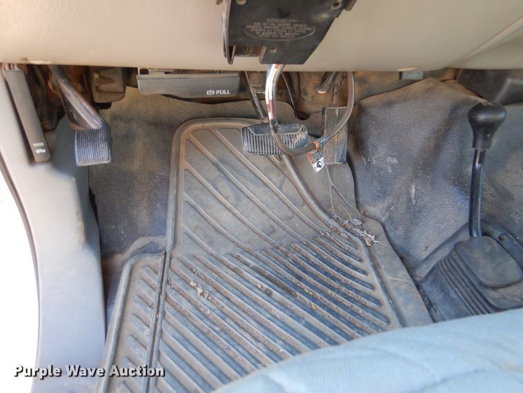 image for item IE9642 2000 Ford F550 Super Duty XL  flatbed truck