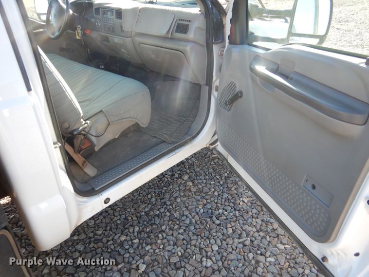 image for item IE9642 2000 Ford F550 Super Duty XL  flatbed truck