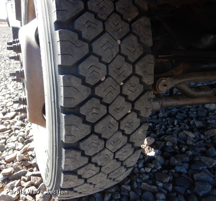 image for item IE9642 2000 Ford F550 Super Duty XL  flatbed truck