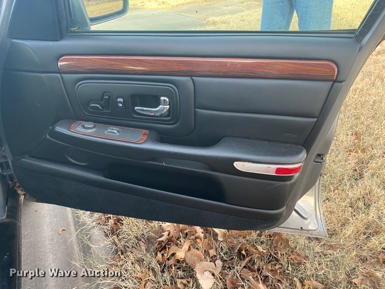 image for item IG9568 1998 Cadillac Krystal Koach  hearse