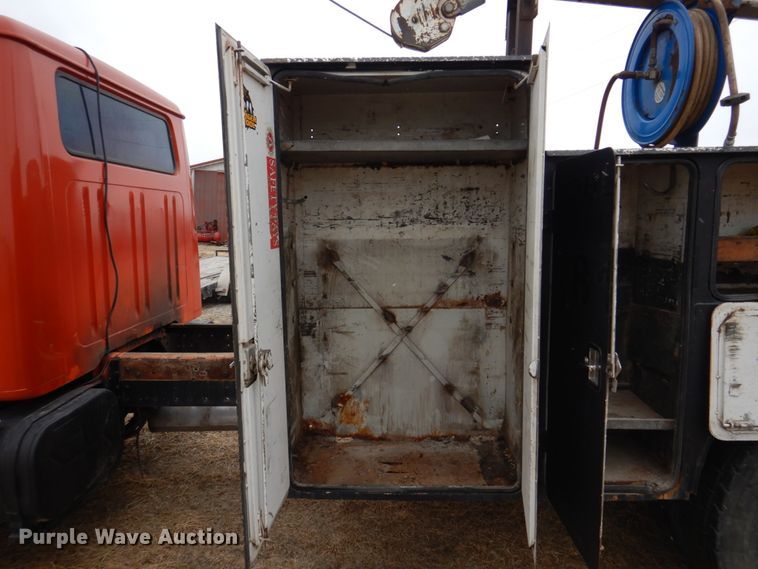 image for item IM9626 1994 International 4700  utility / service truck