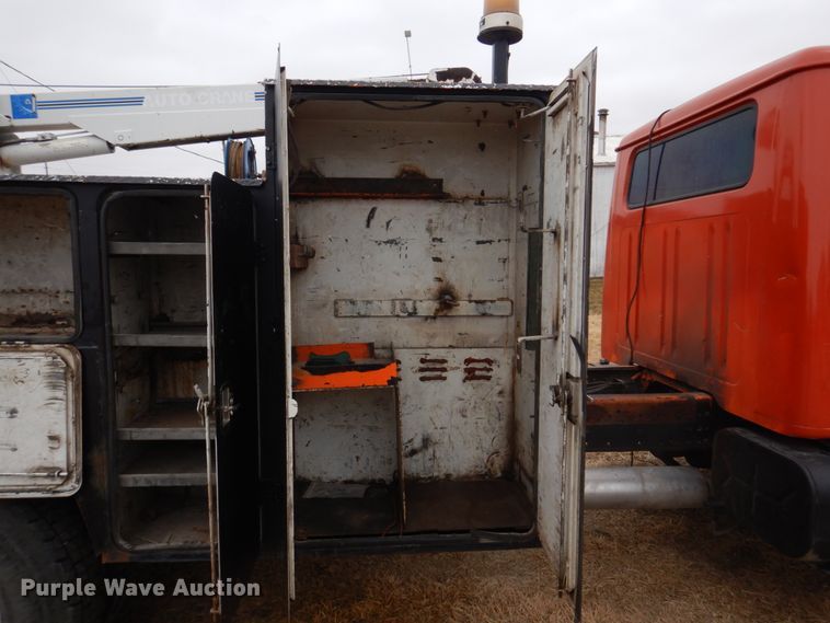 image for item IM9626 1994 International 4700  utility / service truck