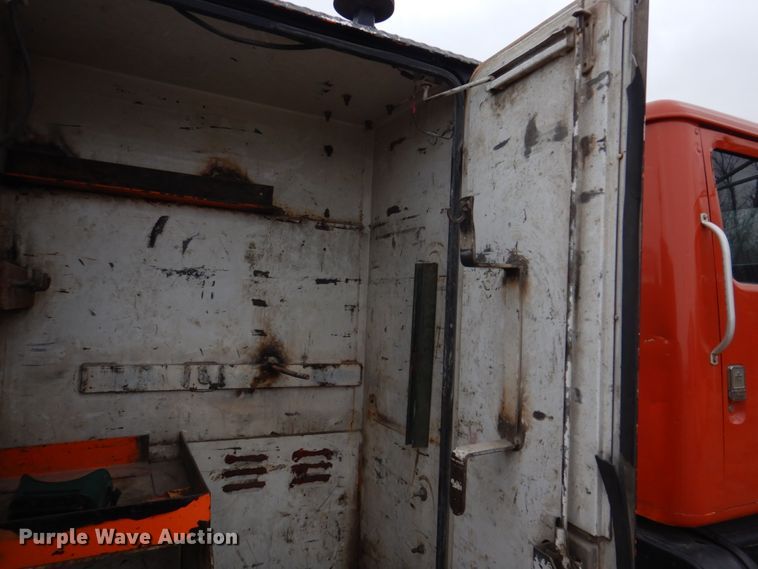 image for item IM9626 1994 International 4700  utility / service truck