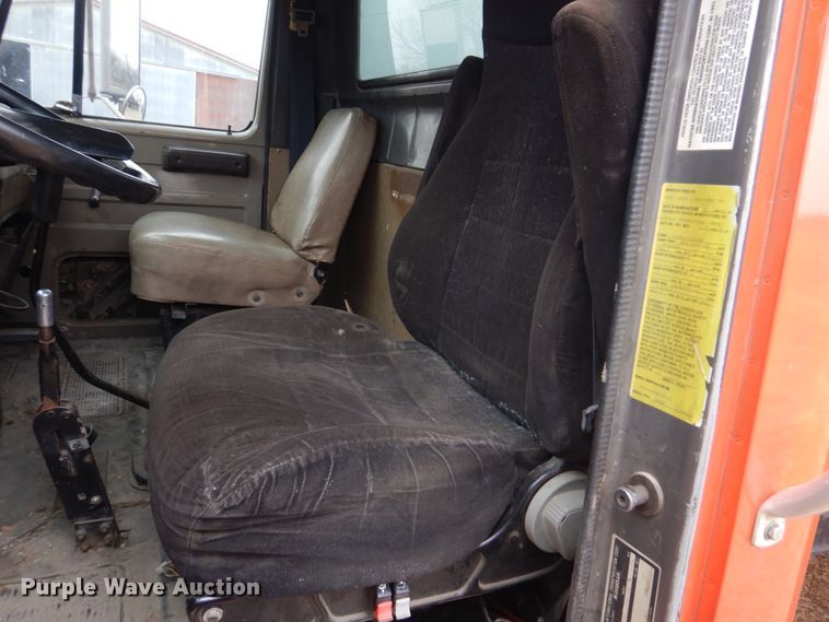 image for item IM9626 1994 International 4700  utility / service truck