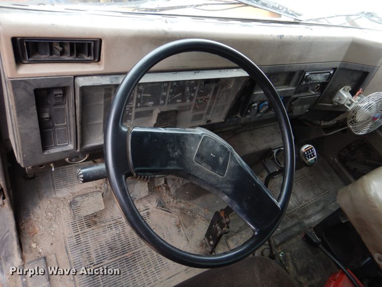 image for item IM9626 1994 International 4700  utility / service truck