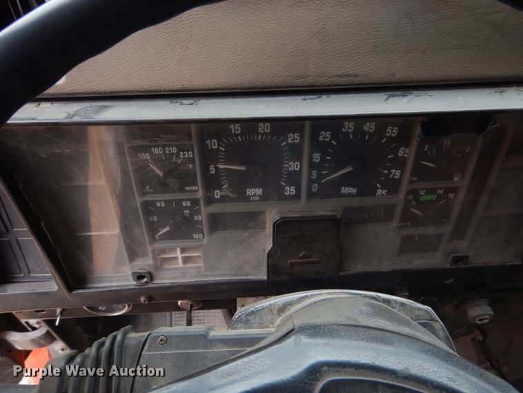 image for item IM9626 1994 International 4700  utility / service truck