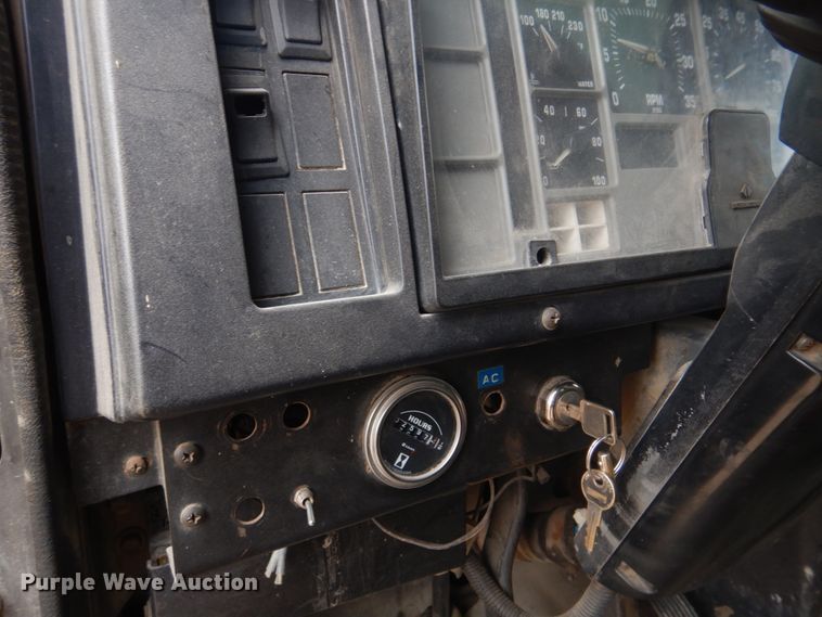 image for item IM9626 1994 International 4700  utility / service truck