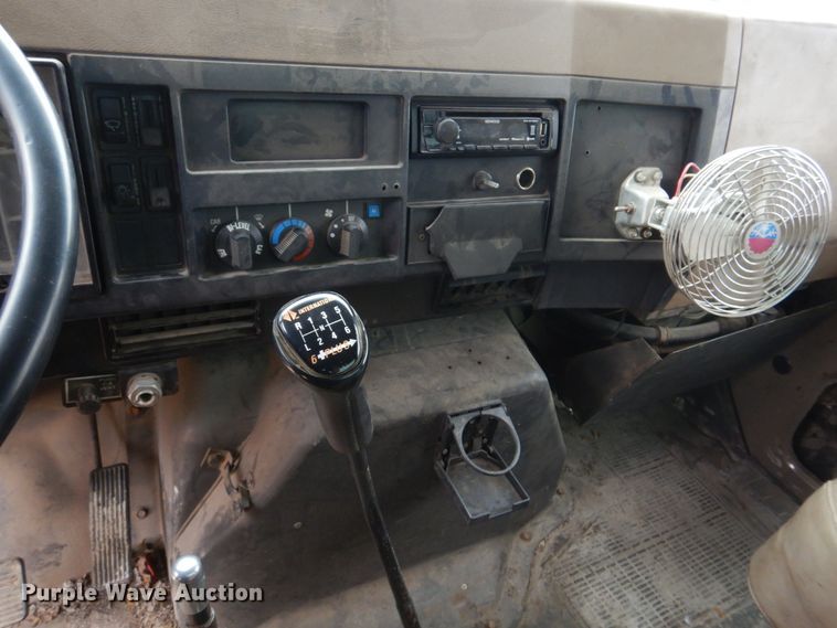 image for item IM9626 1994 International 4700  utility / service truck