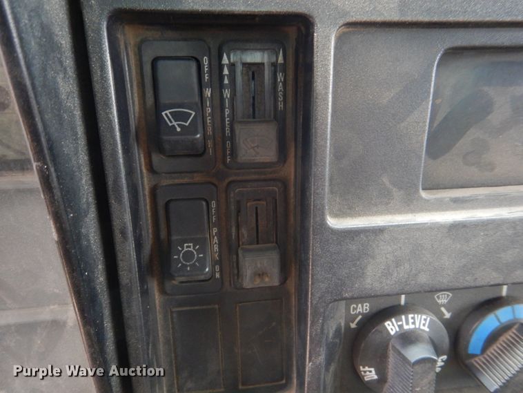 image for item IM9626 1994 International 4700  utility / service truck