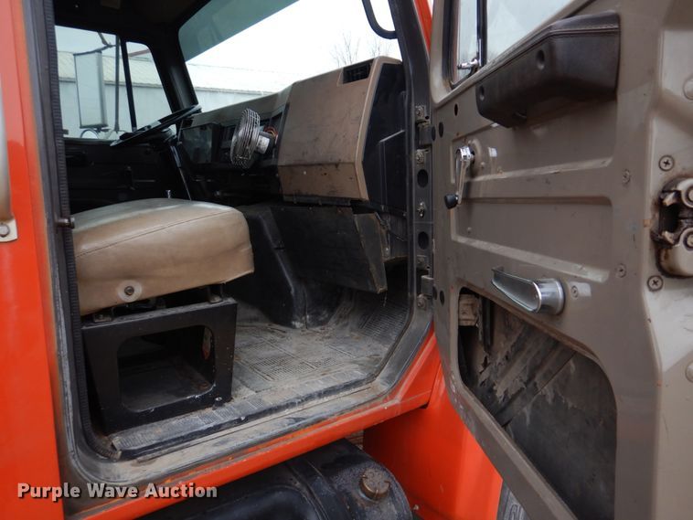 image for item IM9626 1994 International 4700  utility / service truck