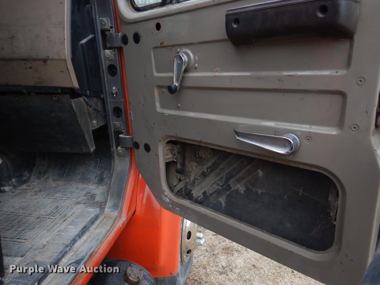 image for item IM9626 1994 International 4700  utility / service truck