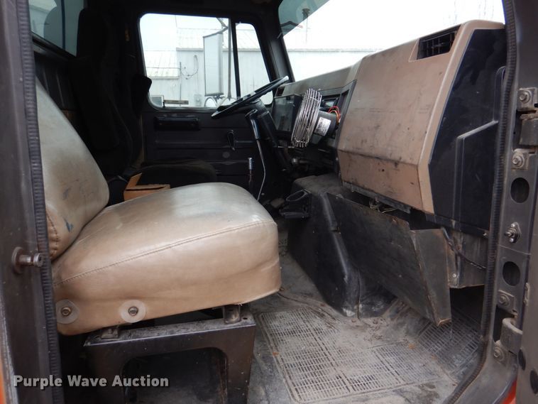 image for item IM9626 1994 International 4700  utility / service truck