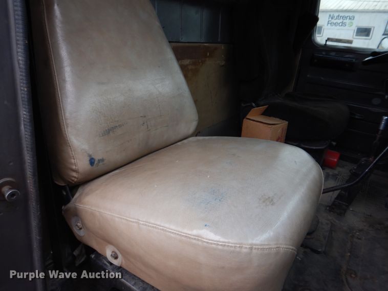 image for item IM9626 1994 International 4700  utility / service truck