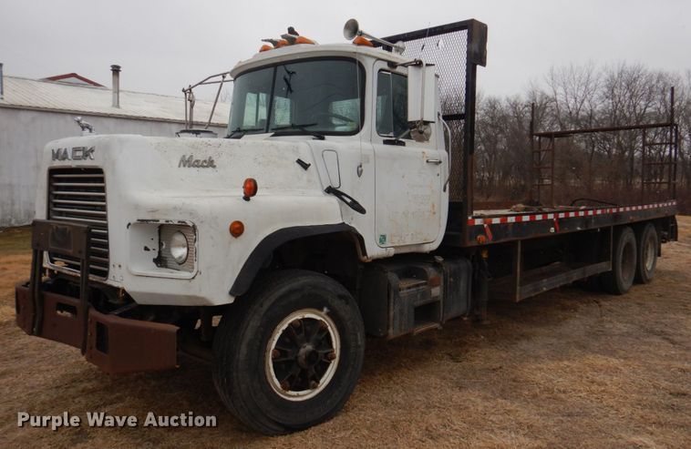 image for item IM9627 1992 Mack DM690S  flatbed truck