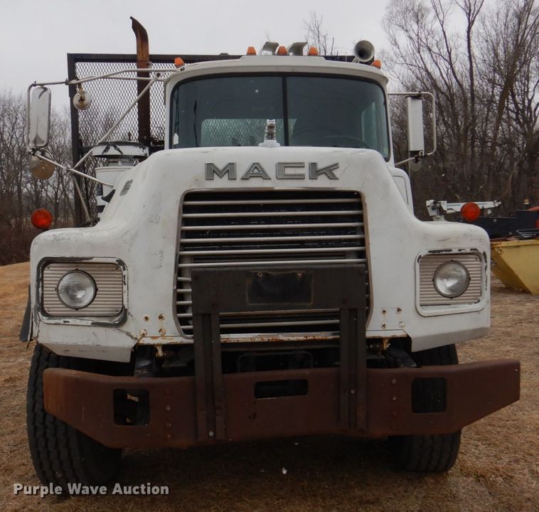 image for item IM9627 1992 Mack DM690S  flatbed truck